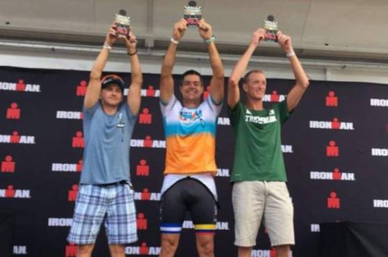 El colombiano-hondureño Andrés Egas quedó en primer lugar en su categoría de (45-49 años de edad) y quedó en la posición 62 en la clasificación general de 'hombre de hierro' en Miami.