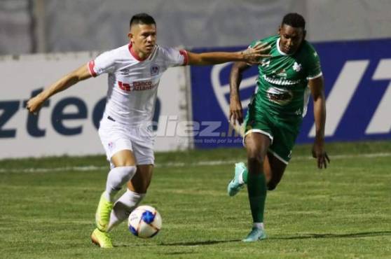 El defensor del Olimpia, Jonathan Paz, conduce la pelota ante la marca del delantero del Platense, Yerson Gutiérrez. Fotos DIEZ | Marvin Salgado