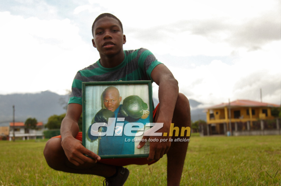 Milton Josué muestra una foto de su padre con los guantes de boxeo. En esa época, Tyson era parte del Nacional de Uruguay.