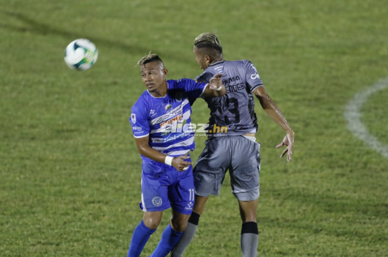 Marco Tulio Vega disputa el balón con Carlos Meléndez del FC Motagua.