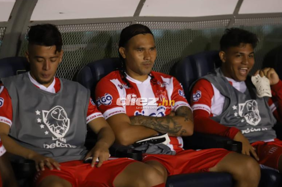 Carlos “Gullit” Peña en el banquillo del CDS Vida en un partido de las vueltas regulares en el Estadio Nacional Chelato Uclés.