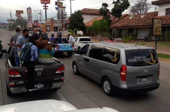 El carro fúnebre que traslada el cuerpo de Chelato Uclés a la Basílica de Suyapa.