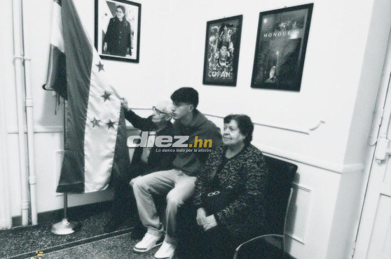 Valerio Marinacci junto a sus abuelos en la embajada de Honduras en Italia.