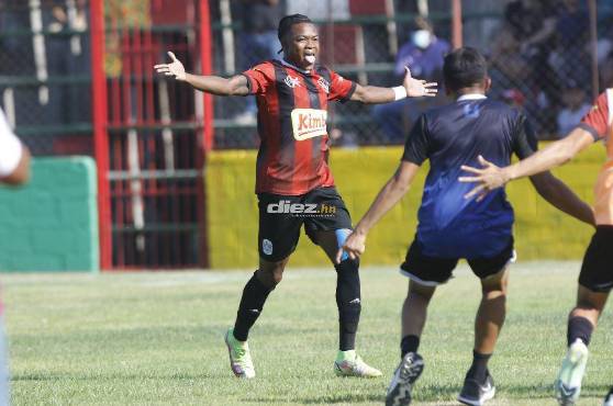 Futbolista de Lone FC celebrando una de sus tres goles ante Juticalpa. Foto: Neptalí Romero.