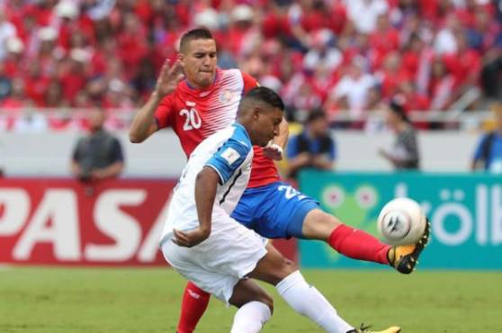 Bryan Acosta intenta filtrar una marca frente a la marca de un mediocampista tico. Foto La Nación Costa Rica