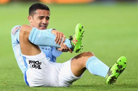 Cahill se lastimó el tobillo en un choque entre el Melbourne City y el Sídney, fue sustituido en el minuto 25 del partido.