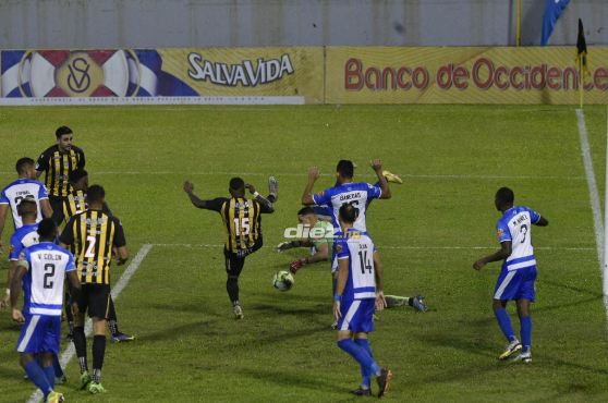 Victoria, con dos golazos de Alexy Vega, da el batacazo del campeonato al eliminar a Real España en el repechaje