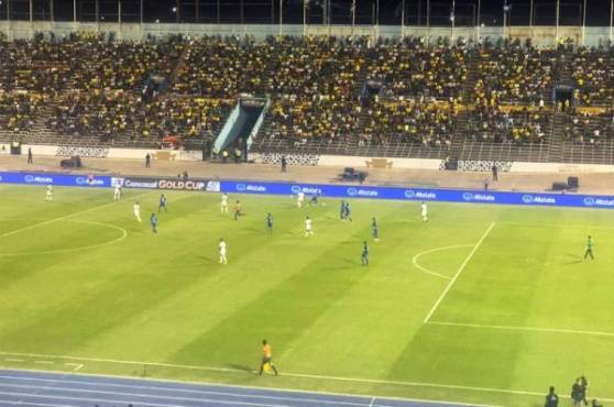 Las gradas del Independence Park comienza a pintarse de amarillo. Foto DIEZ