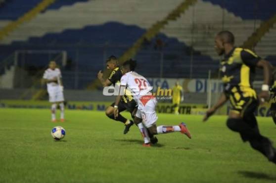 Real España juega con uno menos tras la expulsón de Getsel Montes. FOTOS: Melvin Cubas.