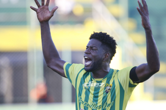 Jerrick Díaz festeja uno de los dos goles con los que el Parrillas One doblegó al Meluca.