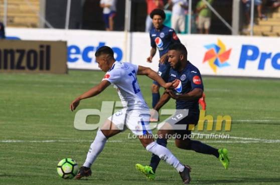 Bryan Moya conduce el balón ante la marca de Reinieri Mayorquín. FOTOS DIEZ.HN