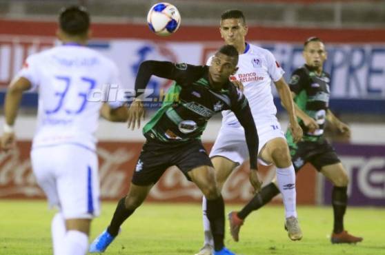 Carlo Costly jugando ante su ex club Olimpia con la camiseta del Platense.