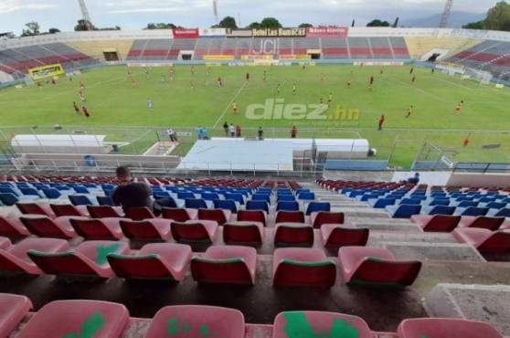 Las plantillas de Vida y Olimpia ya realizan el calentamiento en el estadio Ceibeño. Fotos Neptalí Romero