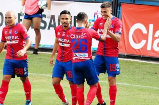 Guatemala _ 20201121 _ Clasico nacional 313 Comunicaciones vs Municipal En la tercera fecha de intergrupos, el derbi nacional entre los equipos con mas afición, cremas y rojos se jugara a las 6 de la tarde en el estadio Doroteo Guamuch Flores. Estadio Nacional Doroteo Guamuch Flores Pase de taco, de Ramiro Rocca, de Municipal, para Alejandro Díaz.