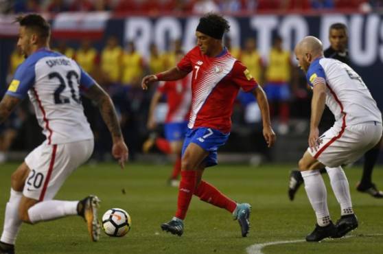 Christian Bolaños maneja el esférico ante la marca de Michael Bradley.