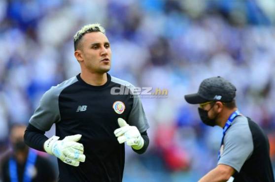 Keylor Navas fue ovacionado en su llegada al estadio Olímpico. El portero del PSG saludó a la afición.