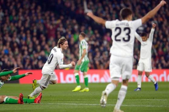Luka Modric tiene arriba al Real Madrid ante el Betis en el Benito Villamarín.