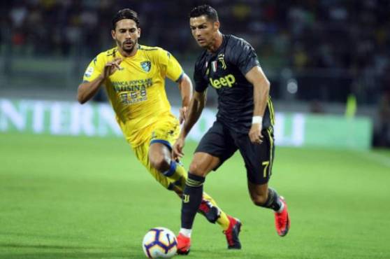 Cristiano Ronaldo disputando el balón con Goldaniga.
