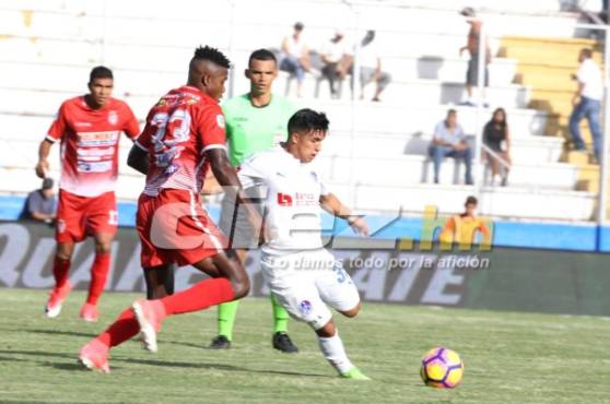 Michael Chirinos y Harlington Gutiérrez en plena disputa por el balón.