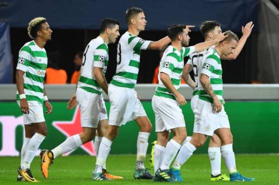 Leigh Griffiths of Celtic FC (R) celebrates with teammates after scoring during the UEFA Champions League Group B football match Anderlecht vs Celtic at The Constant Vanden Stock Stadium in Brussels on September 27, 2017. / AFP PHOTO / EMMANUEL DUNAND