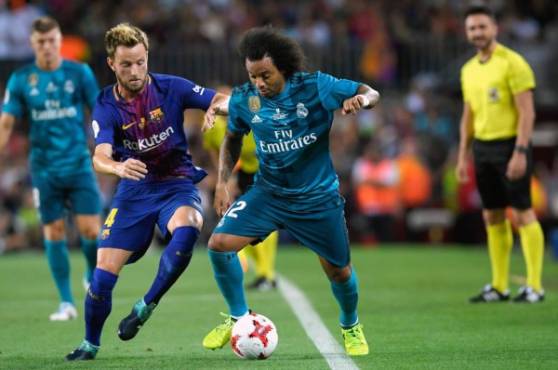 Marcelo y Rakitic disputando la posesión de la pelota. FOTO: AFP