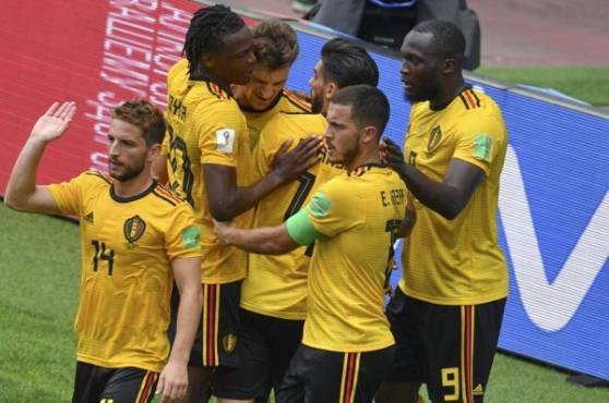 Lukaku es felicitado por sus compañeros tras su doblete ante Túnez.