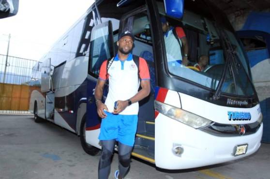 Yustin Arboleda llegando al estadio Olímpico, ha sido habilitado y tendrá minutos.