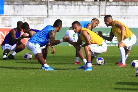 Carlo Costly forma con Diego Reyes ante Motagua en el arranque del Clausura 2020. Fotos Moisés Valenzuela