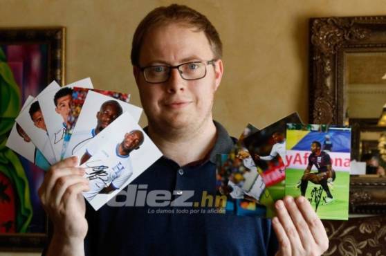 David Morris lució muy contento por obtener casi todas las firmas que necesitaba de los jugadores hondureños.