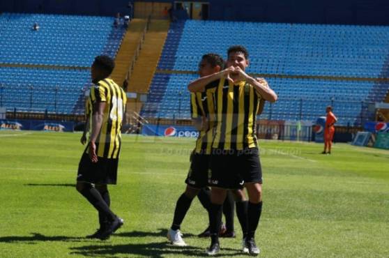 Jhow Benavídez marcó un golazo que le está dando la clasificación a Real España a la final de la Copa Premier.