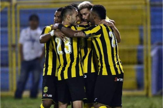 Delis Vargas festeja con sus compañeros el gol que tiene al Real España ganando ante Olimpia y acariciando el título de Copa Premier Centroamericana.