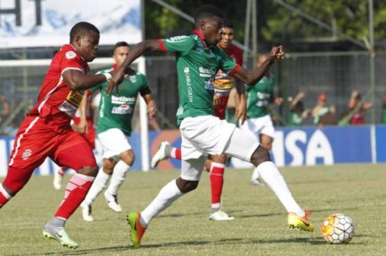 El lateral de Marathón Bryan Barrios disputa la pelota con Roby Norales en el duelo que se disputa en el Yankel Rosenthal. Foto Delmer Martínez
