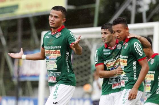 El mediocampista Walter Martínez celebra el gol con el que están venciendo al Honduras Progreso en el Yankel Rosenthal. Foto Delmer Martínez