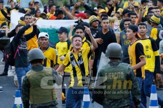 La afición del Real España también llegó al estadio Morazán.