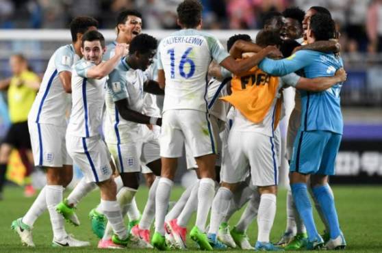 La selección de Inglaterra venció 1-0 a Venezuela y así celebró su título.