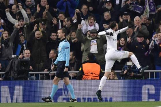 Real Madrid's Spanish forward Borja Mayoral celebrates the opening goal during the UEFA Champions League group H football match Real Madrid CF vs Borussia Dortmund at the Santiago Bernabeu stadium in Madrid on December 6, 2017. / AFP PHOTO / JAVIER SORIANO