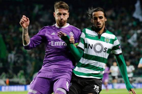 Sergio Ramos y Bryan Ruiz disputando un balón en el partido.