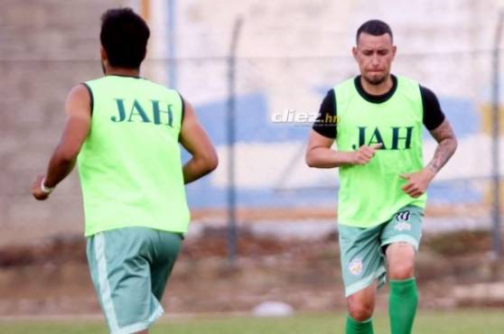 Erick Andino calentando previo al duelo Real de Minas vs Real España en Danlí.