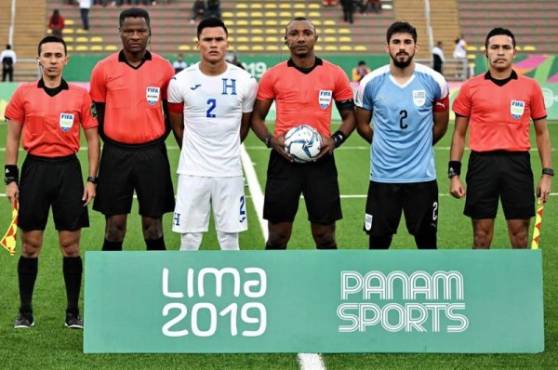 El capitán de Honduras, Denil Maldonado, junto al uruguayo y los árbitros del partido. Fotos cortesía