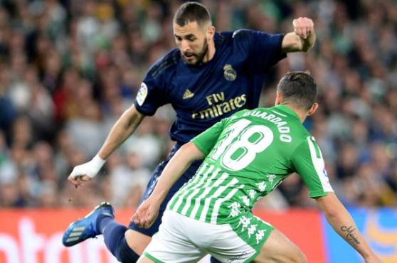 Benzema y Guardado disputando el esférico en el Betis - Real Madrid.