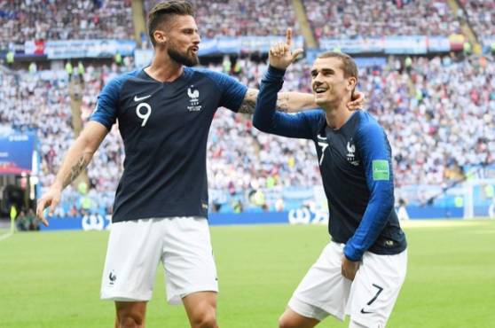 Antoine Griezmann celebra su gol anotado de penal junto a Oliver Giroud. Foto AFP