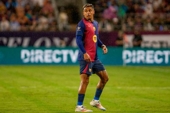 El mexicano Julián Araujo, traspasado del Barcelona al Bournemouth.