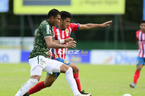 Sergio Peña pelea la pelota con José Mario Pinto. FOTO: Mauricio Ayala.