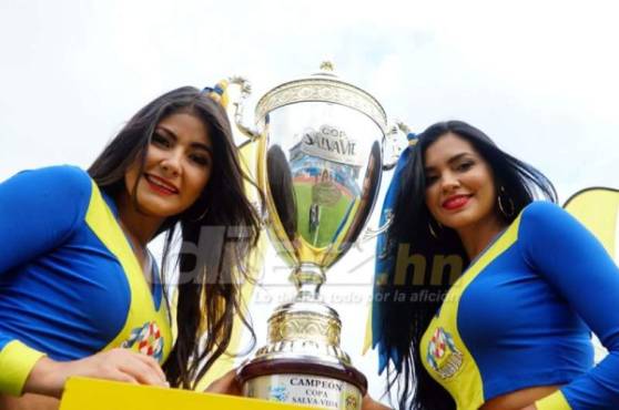 Las bellas modelos posando con la copa que recibirá el campeón de la Liga Nacional. ¿Se queda en San Pedro Sula o se va a la capital? Foto Melvin Cubas