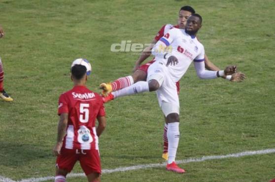 Yustin Arboleda intenta conectar el balón ante la marca del defensor Carlos Meléndez. Fotos Neptalí Romero