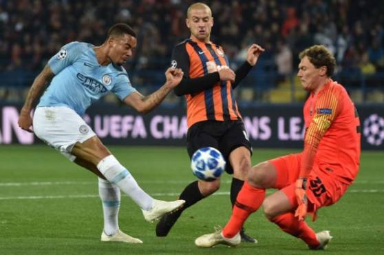 Shakhtar Donetsk's Ukrainian defender Yaroslav Rakitskiy (C) and Shakhtar Donetsk's Ukrainian goalkeeper Andrey Pyatov (R) vie for the ball with Manchester City's Brazilian forward Gabriel Jesus (L) during the UEFA Champions League football match between Shakhatr Donetsk and Manchester City at the Metallist stadium in Kharkiv, on October 23, 2018. (Photo by GENYA SAVILOV / AFP)