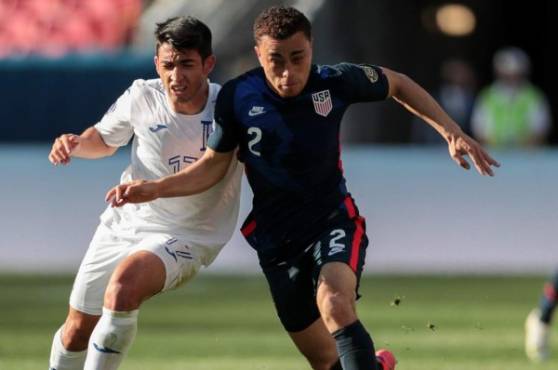 Jonathan Rubio y Sergiño Dest pelando la pelota en el Empower Field en un disputadísimo partido.