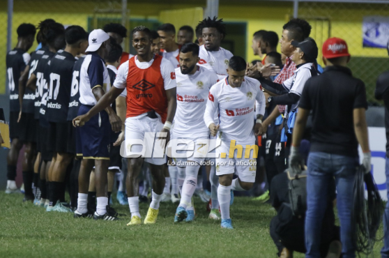 El momento exacto en el que Olimpia recibió el pasillo por parte de los jugadores del Honduras Progreso. Foto: Mauricio Ayala.