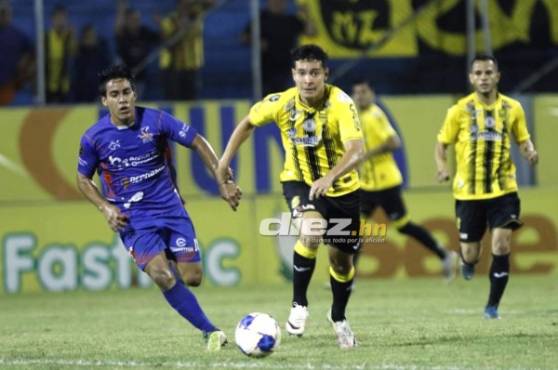 Luis Argeñal ejerce marca contra el españolista Jhow Benavídez. FOTO: Neptalí Romero.