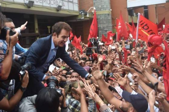 Presidential candidate for the Honduran Opposition Alliance against the Dictatorship, Salvador Nasralla greets supporters in front the Supreme Electoral Tribunal (TSE) in Tegucigalpa, on November 27, 2017. Hondurans waited Monday to learn who would be their next president after both leftist TV host-turned-politician Salvador Nasralla and the incumbent Juan Orlando Hernandez claimed victory -- and as the ballot count dragged on. / AFP PHOTO / RODRIGO ARANGUA